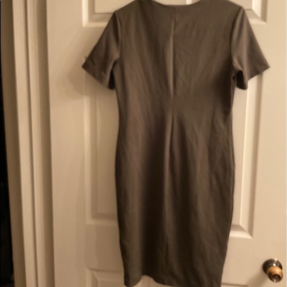 A dress - Picture 3 of 4